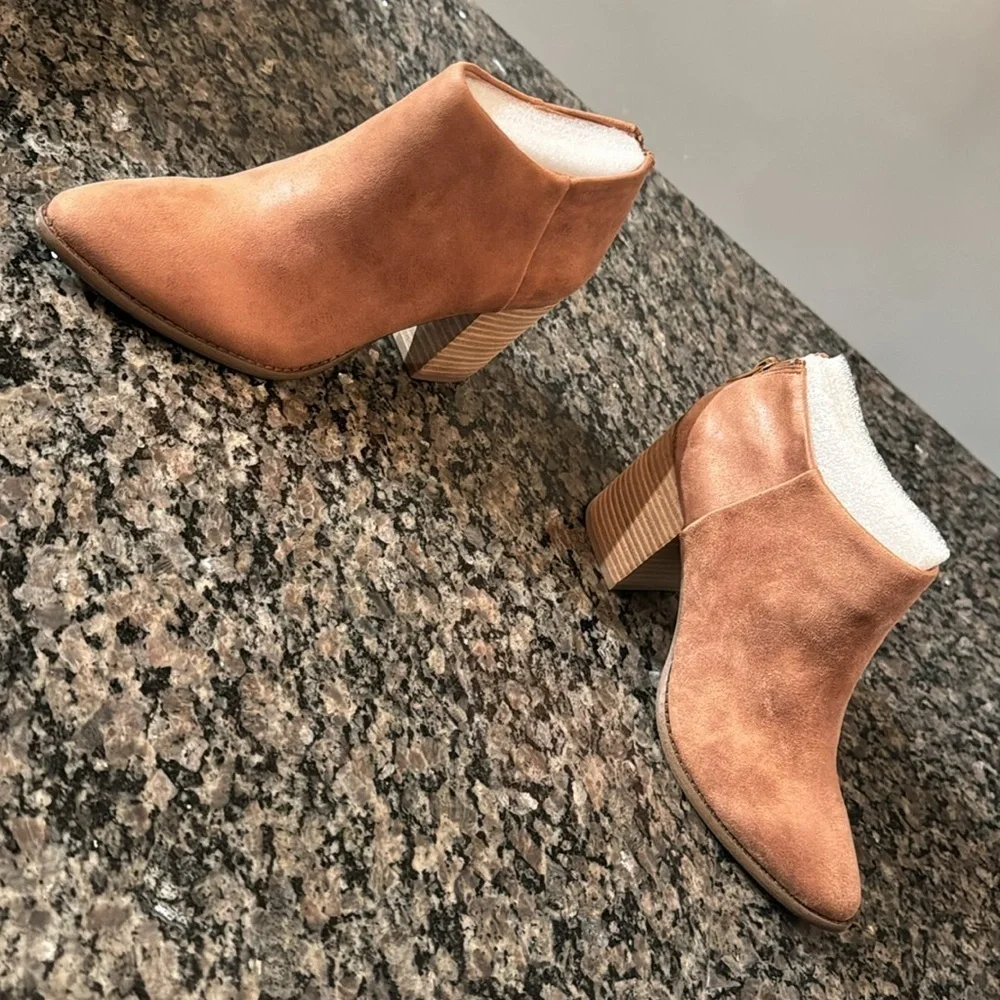 Report Tempe tan ankle boot NIB 9
